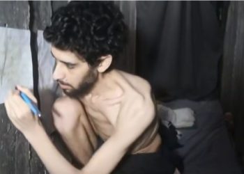 ჰამასი ვიდეოს ავრცელებს, რომელშიც ისრაელელ მძევალს საკუთარ საფლავს ათხრევინებს