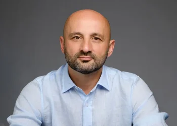 ,, 1-ში რომ გესვრიან, 2-ში რომ გესვრიან, 3-ში რომ გესვრიან, 4-ში რომ გესვრიან, 5-ში რომ გესვრიან, 6-ში რომ გესვრიან და 7-ში შენც რომ ესვრი, ეს ომის დაწყება კი არა, სამართლიანი თავდაცვაა” – ლევან ცუცქირიძე