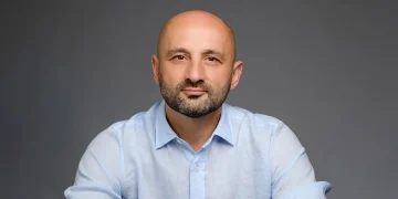 ,, 1-ში რომ გესვრიან, 2-ში რომ გესვრიან, 3-ში რომ გესვრიან, 4-ში რომ გესვრიან, 5-ში რომ გესვრიან, 6-ში რომ გესვრიან და 7-ში შენც რომ ესვრი, ეს ომის დაწყება კი არა, სამართლიანი თავდაცვაა” – ლევან ცუცქირიძე