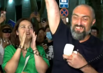 “არ გავჩერდებით” – გიორგი ახობაძე რუსთაველზე აქციას შეუერთდა