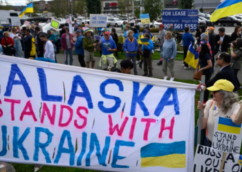 რუსული დელეგაცია სტადიონზე დააბინავეს, ხალხი პროტესტით დახვდა