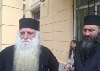 ჩემი თანადგომა მზია ამაღლობელს – სასამართლოსთან არქიმანდრიტი დოროთე ყურაშვილი მივიდა