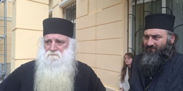 ჩემი თანადგომა მზია ამაღლობელს – სასამართლოსთან არქიმანდრიტი დოროთე ყურაშვილი მივიდა