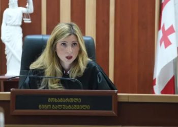 ადვოკატები იძულებულნი გახდნენ, მოსამართლისთვის ირონიული ღიმილისგან თავის შეკავება ეთხოვათ