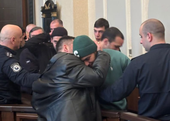 “ამაყი ვარ რომ მას ვიცავ” – ასანთის კოლოფი და ქაღალდის ხელსახოცი – რას ედავებიან რეზო კიკნაძეს?