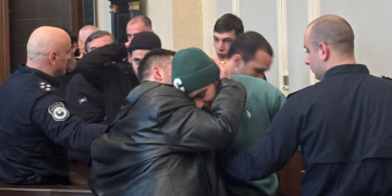 “ამაყი ვარ რომ მას ვიცავ” – ასანთის კოლოფი და ქაღალდის ხელსახოცი – რას ედავებიან რეზო კიკნაძეს?
