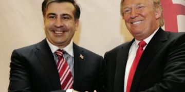 “როგორია პუტინთან ერთ მაგიდასთან ჯდომა – პუტინი მოულოდნელად სარკოზის ჰალსტუხზე ხელით წვდა” – სააკაშვილი