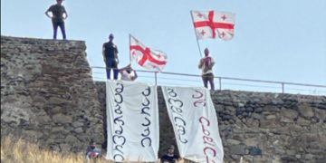 “ნაომარი ხალხი ბოდიშს არ იხდის” – აქტივისტებმა გორის ციხიდან ბანერები და დროშები გადმოფინეს