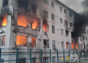 რუსებმა ხარკოვში მრავალსართულიან სახლს დაარტყეს: არიან დაღუპულები და დაშავებულები, მათ შორის ბავშვები