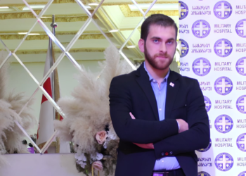სამხედრო ჰოსპიტალიდან გათავისუფლებული თანამშრომელი თავდაცვის სამინისტროს პოლიტიკურ წმენდაში ადანაშაულებს