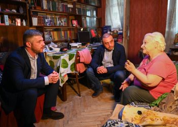 თბილსის მერობის ოპოზიციის შეთანხმებული კანდიდატი ირაკლი კუპრაძე ისნის რაიონის მაჟორიტარობის კანდიდატ გიორგი სიორიძესთან ერთად ადგილობრივ მოსახლეობას შეხვდა