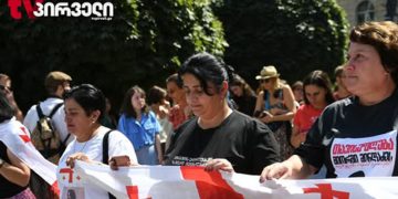 აქტივისტები და პატიმრების ოჯახის წევრები პარლამენტთან იკრიბებიან