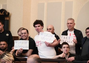 რა ხდებოდა სასამართლოს ეზოში, განაჩენის გამოცხადების შემდეგ?