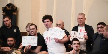 რა ხდებოდა სასამართლოს ეზოში, განაჩენის გამოცხადების შემდეგ?