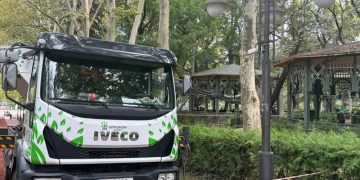 ვაკის პარკში ფანჩატურს, სადაც ბავშვები თამაშობდნენ და ღია გაკვეთილი მიმდინარეობდა, ხე დაეცა