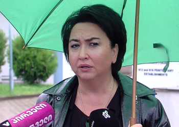 ეკა ბესელია ლევან ხაბეიშვილის მოსანახულებლად არ შეუშვეს – “დაჟინებით ითხოვენ, მოვიხსნა ჯვარი“