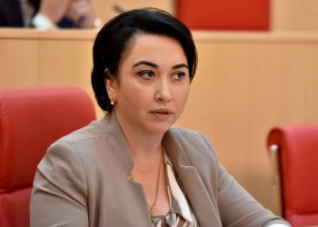 ,, ეს ვინმე კობახიძე ამბობს, რომ ჯვარს ატარებენ თურმე მხოლოდ საეკლესიო პირები… ჯვარი აქსესუარი გონია…” – ეკე ბესელია