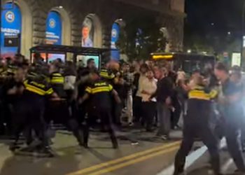 (ვიდეო) – ოცნების წევრებმა ოფისის უკნიდან მოუარეს და აქციის მონაწილეებს თავს დაესხნენ