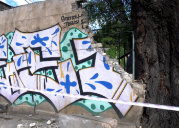 თბილისში, ფიროსმანის ქუჩაზე კედელი ჩამოიშალა