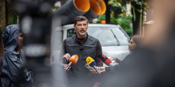 კახა კალაძე: უხვ ნალექს წერეთლისა და ჩოლოყაშვილის ახლადრეაბილიტირებულმა გზის მონაკვეთმა უპრობლემოდ გაუძლო, ერთადერთი იყო საბურავებით ამოვსებული სანიაღვრე სისტემა