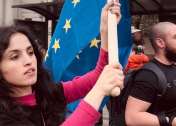 კალაძის ბანერზე წარწერის გამო 23 წლის სტუდენტი, სისხლის სამართლის მუხლით დააკავეს