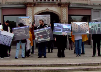 საკრებულოსთან “ოცნების” ჩინოვნიკების მდიდრული და თბილისელების ავარიული კორპუსების ფოტოები გამოფინეს