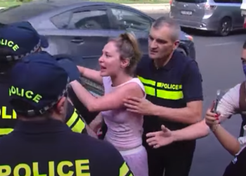 რუსთაველის გამზირზე დაკავებული ქალები წინასწარი დაკავების იზოლატორში შესახლებისას სრულად გააშიშვლეს – რას ამბობს ადვოკატი