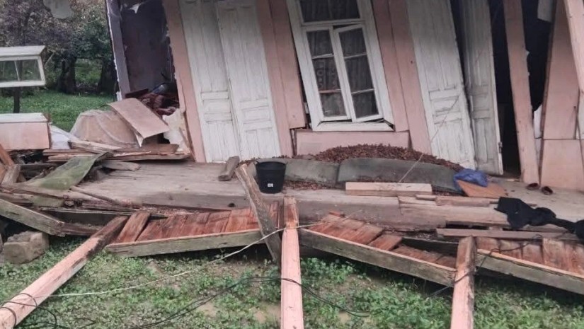 გადაუღებელი წვიმის შედეგად, წალენჯიხის მუნიციპალიტეტში საცხოვრებელი სახლი ჩამოინგრა