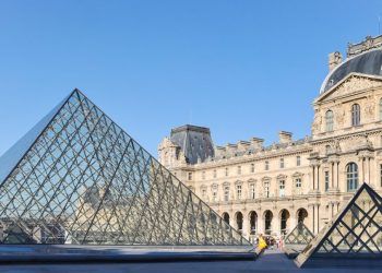 ძარცვიდან სამი დღის შემდეგ, ლუვრის მუზეუმი ვიზიტორებისთვის გაიხსნა