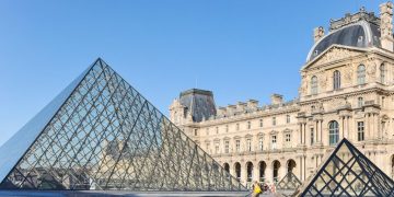 ძარცვიდან სამი დღის შემდეგ, ლუვრის მუზეუმი ვიზიტორებისთვის გაიხსნა