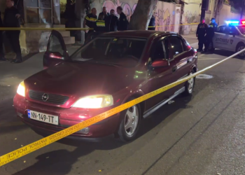 თვითმხილველების ინფორმაციით, მოქალაქემ პატრულის თანამშრომელი ყელის არეში დაჭრა