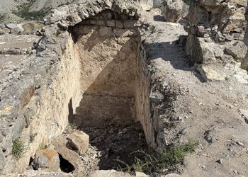 არტანუჯის ციხეში აღმოჩენილი სამარხი, თურქი არქეოლოგების მტკიცებით, აშოტ I-ს ეკუთვნის