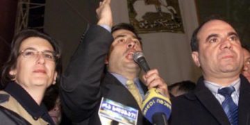 ,, ზურა ჟვანია და ნინო ბურჯანაძე ყოყმანობდნენ ქუჩის პროტესტის მიზანშეწონილობაში, შლომომ გააწყვეტინა და უთხრა” – რას წერს სააკაშვილი?