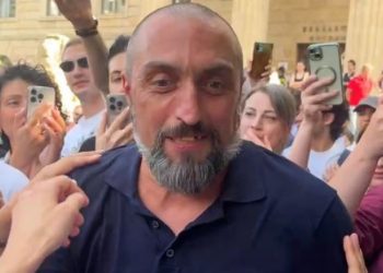 “შეგვეხვეწებით, ისევ რუსთაველი დაკეტეთ, ჩვენი ფანტაზიორი კარგი ტ@@@იც მ….ნო!” – ახობაძე