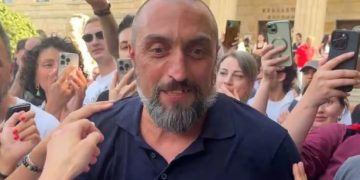 “შეგვეხვეწებით, ისევ რუსთაველი დაკეტეთ, ჩვენი ფანტაზიორი კარგი ტ@@@იც მ….ნო!” – ახობაძე