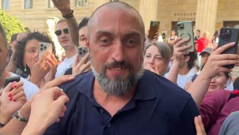 “შეგვეხვეწებით, ისევ რუსთაველი დაკეტეთ, ჩვენი ფანტაზიორი კარგი ტ@@@იც მ….ნო!” – ახობაძე
