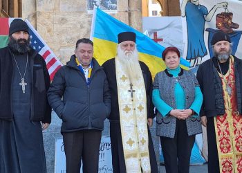 არქიმანდრიტმა პარლამენტთან მოშიმშილეები აზიარა