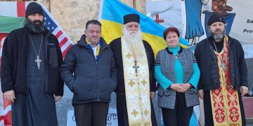 არქიმანდრიტმა პარლამენტთან მოშიმშილეები აზიარა