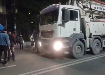 სატვირთო ავტომობილი გადაკეტილ რუსთაველის გამზირზე შევარდა