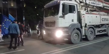 სატვირთო ავტომობილი გადაკეტილ რუსთაველის გამზირზე შევარდა