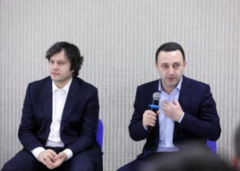 ეკა ბესელიას ინფორმაციით, ირაკლი ღარიბაშვილი და ირაკლი კობახიძე ერთმანეთს ფიზიკურად გაუსწორდნენ