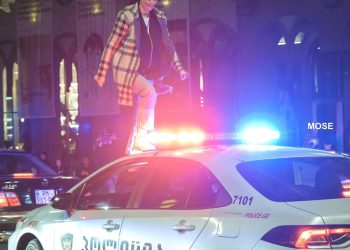 ქალი, რომელიც პოლიციის მანქანაზე ავიდა, სისხლის სამართლის წესით დააკავეს – შსს-ს განცხადება