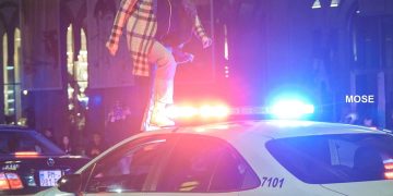 ქალი, რომელიც პოლიციის მანქანაზე ავიდა, სისხლის სამართლის წესით დააკავეს – შსს-ს განცხადება