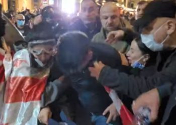 (ვიდეო) – “პოლიციელები დაიჭირა ხალხმა”