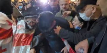 (ვიდეო) – “პოლიციელები დაიჭირა ხალხმა”
