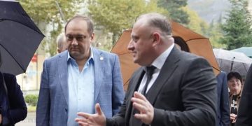 რუსი ოლიგარქი, სოცკი ჭიათურაში – “წვიმაში ბავშვები ცეკვავდნენ, მღეროდნენ და ჭიდაობდნენ ამ რუსი ნაბი@ვრის თვალწინ…” – ნოდარ ჩაჩანიძე
