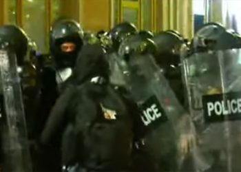 პრეზიდენტის სასახლესთან სპეცრაზმი მიიყვანეს