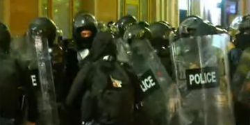 პრეზიდენტის სასახლესთან სპეცრაზმი მიიყვანეს