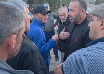 დაპირისპირება ბათუში – მახვილაურის დასახლებაში ადგილობრივები სამშენებლო სამუშაოებს აპროტესტებენ