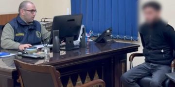 ,,რიკოს” ფილიალში ათასობით ყალბი დოლარი გაასაღეს – დაკავებულია 2 პირი